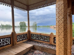House boat house of common
